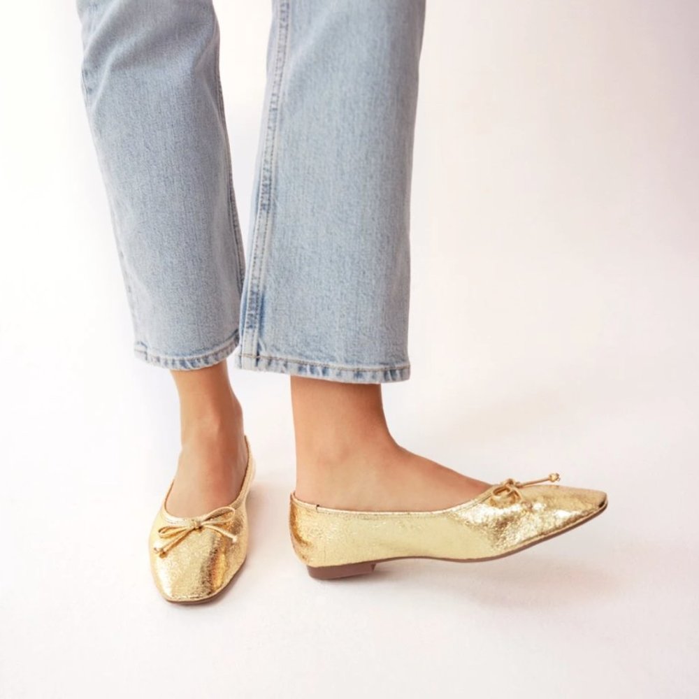Schutz Arissa Flat in Ouro Gold